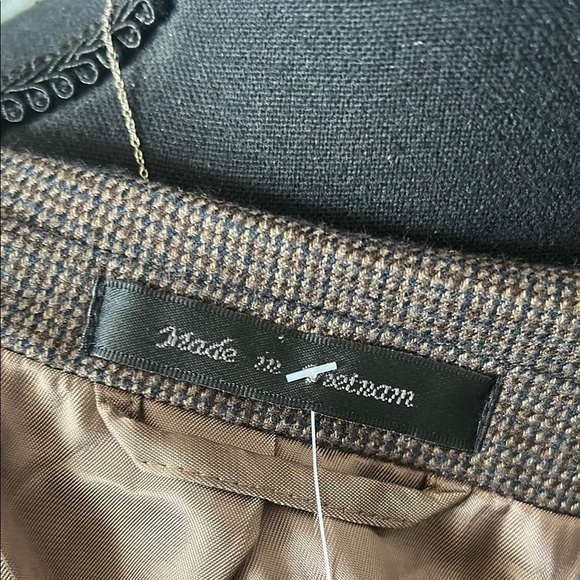 Brown Sport Coat with Notch Lapel and Classic Design - Picture 4 of 8